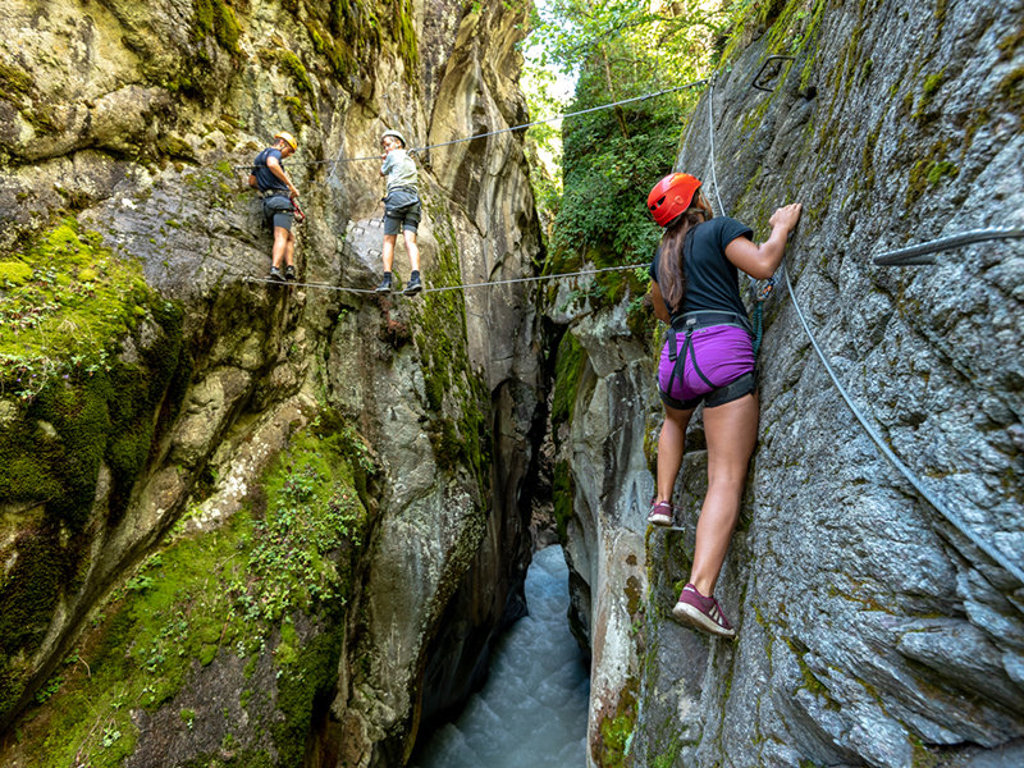 Via ferrata in een smalle kloof in het Écrins-massief, Frankrijk.