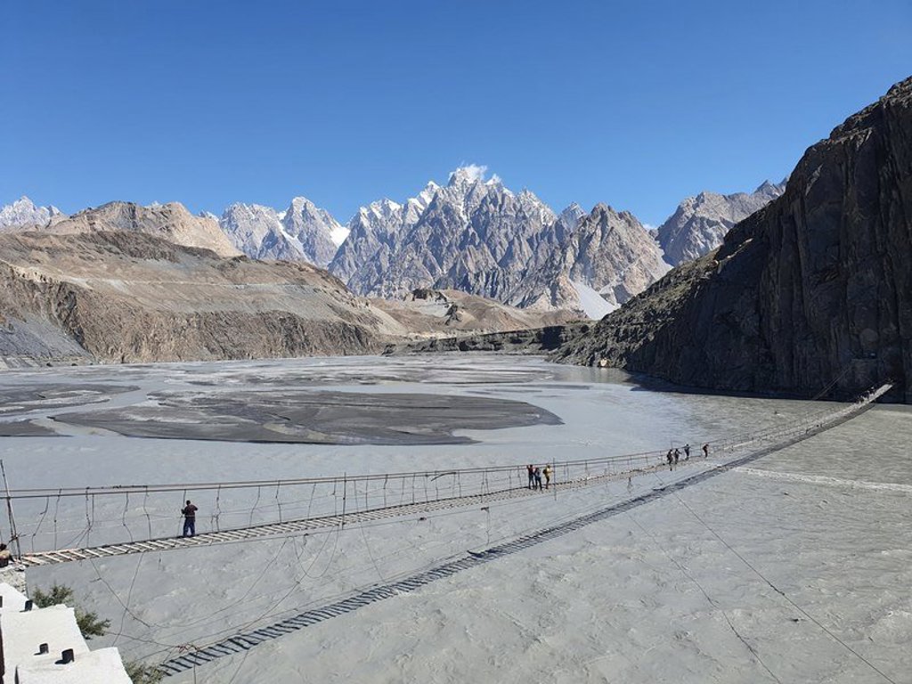 Mistige bergtoppen in Baltistan en Hunza, Pakistan.