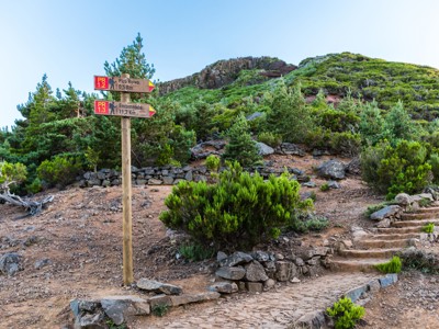 Wandelpad op Madeira met wegwijzer naar Pico Ruivo en Encumeada.