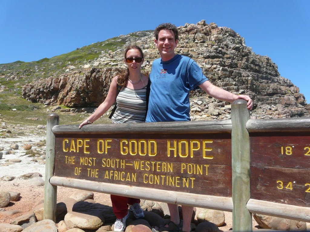 Reizigers bij het bord van Cape of Good Hope, een hoogtepunt tijdens de groepsrondreis Zuid-Afrika.