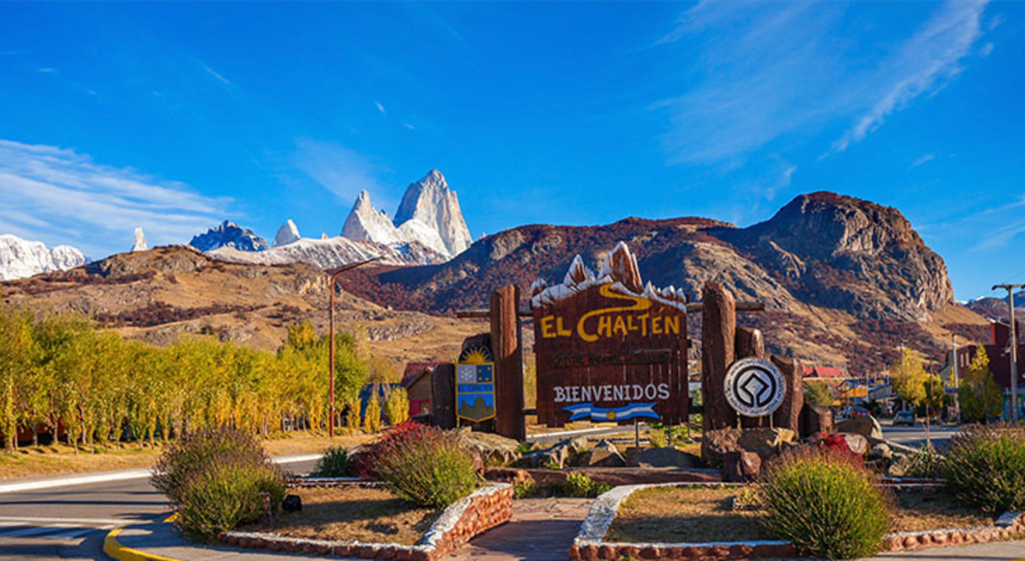 Welkomstbord van El Chaltén Welkomsbord van El Chaltén met de Fitz Roy-berg op de achtergrond in Patagonië.