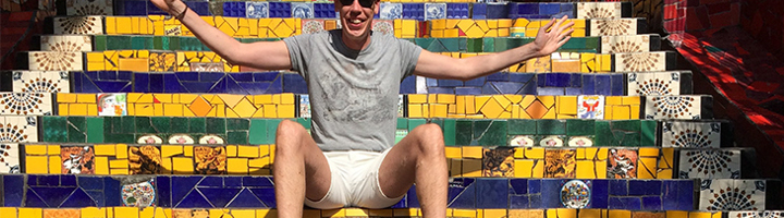 Reiziger op de kleurrijke Selarón-trap in Rio de Janeiro, tijdens de reis van Buenos Aires naar Rio de Janeiro.
