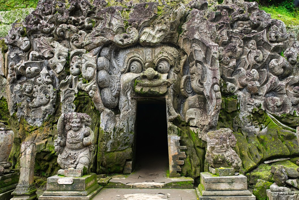 Tempelingang op Bali met stenen reliëf en demonengezicht, onderdeel van 22-35ers reis Indonesië Bali en Lombok.