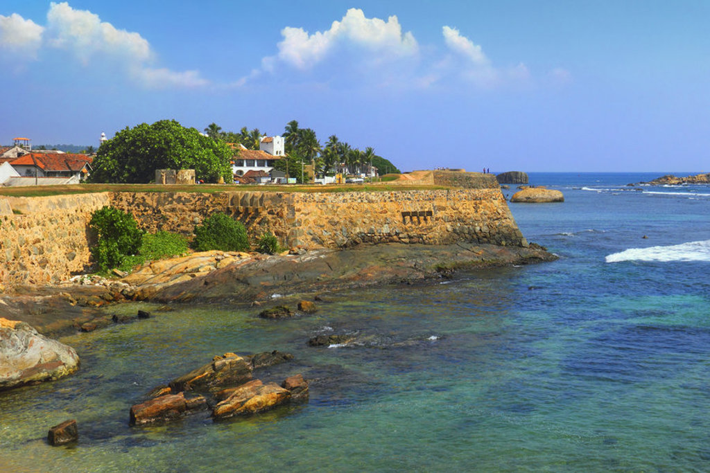 Oude stadsmuur en kustlijn bij Galle in Sri Lanka tijdens groepsrondreis Sri Lanka en Malediven.