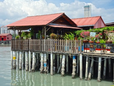 Houten huis op palen aan het water in George Town, Penang, Maleisië.