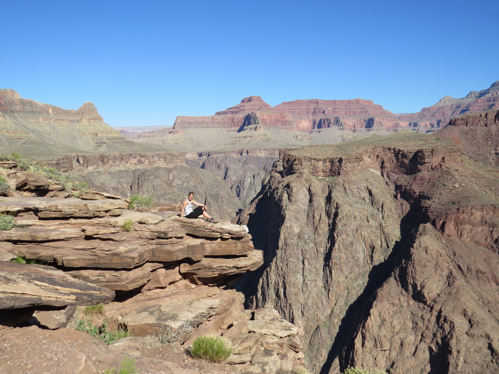 Reiziger op rotsrand met uitzicht over de Grand Canyon tijdens groepsrondreis Verenigde Staten West.