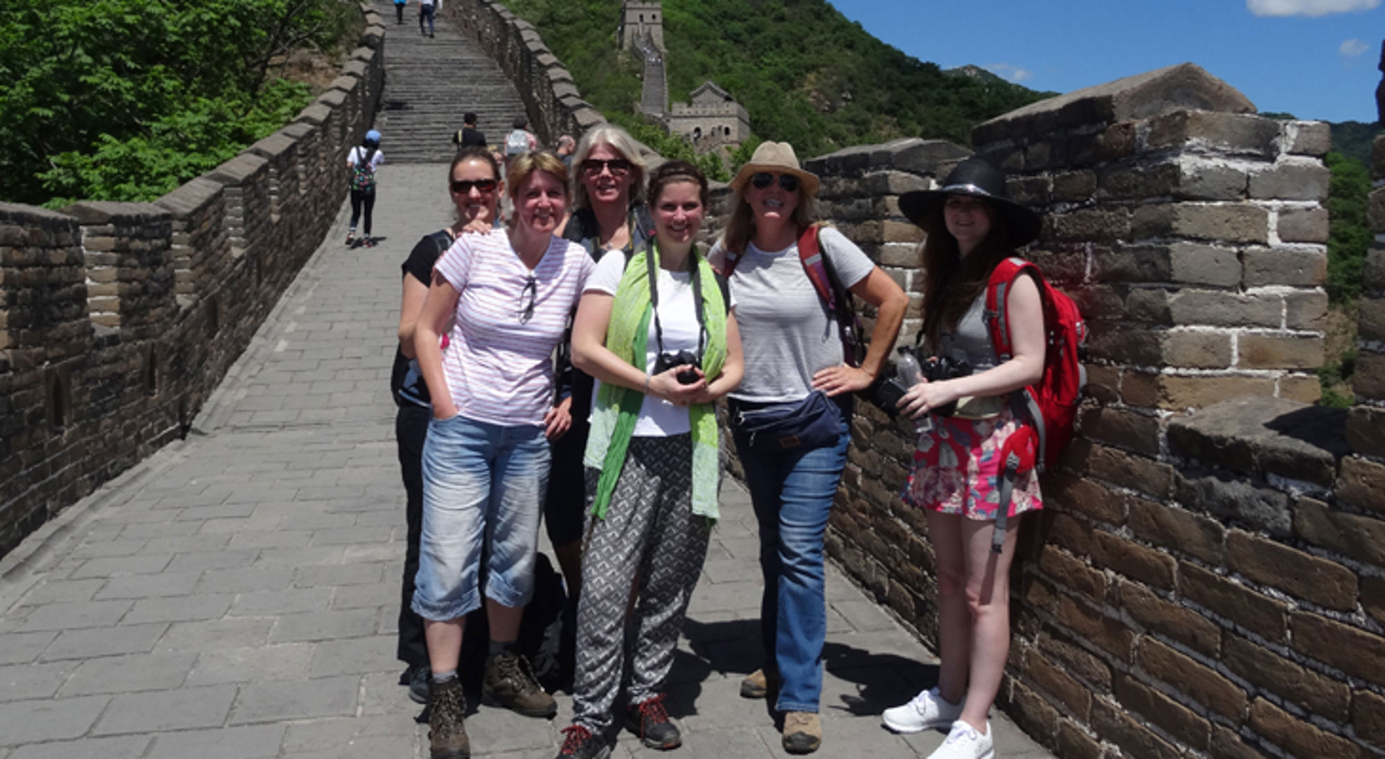 Groep op de Chinese Muur, China Groep reizigers poseert op de Chinese Muur tijdens een zonnige dag.