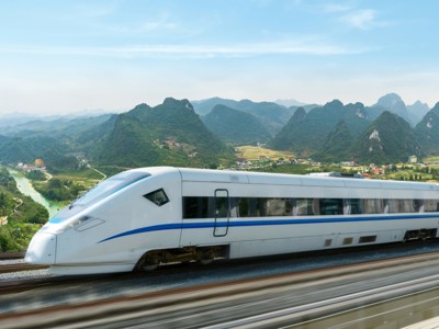 Hogesnelheidstrein op Route China langs karstbergen en rijstvelden.