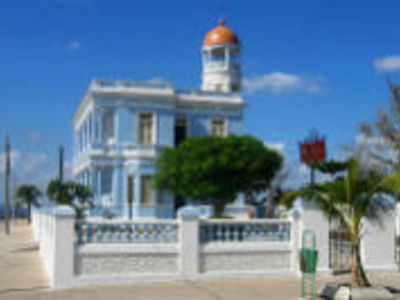 Vuurtoren bij de boulevard van Cienfuegos tijdens de reisroute Cuba 23 dagen.