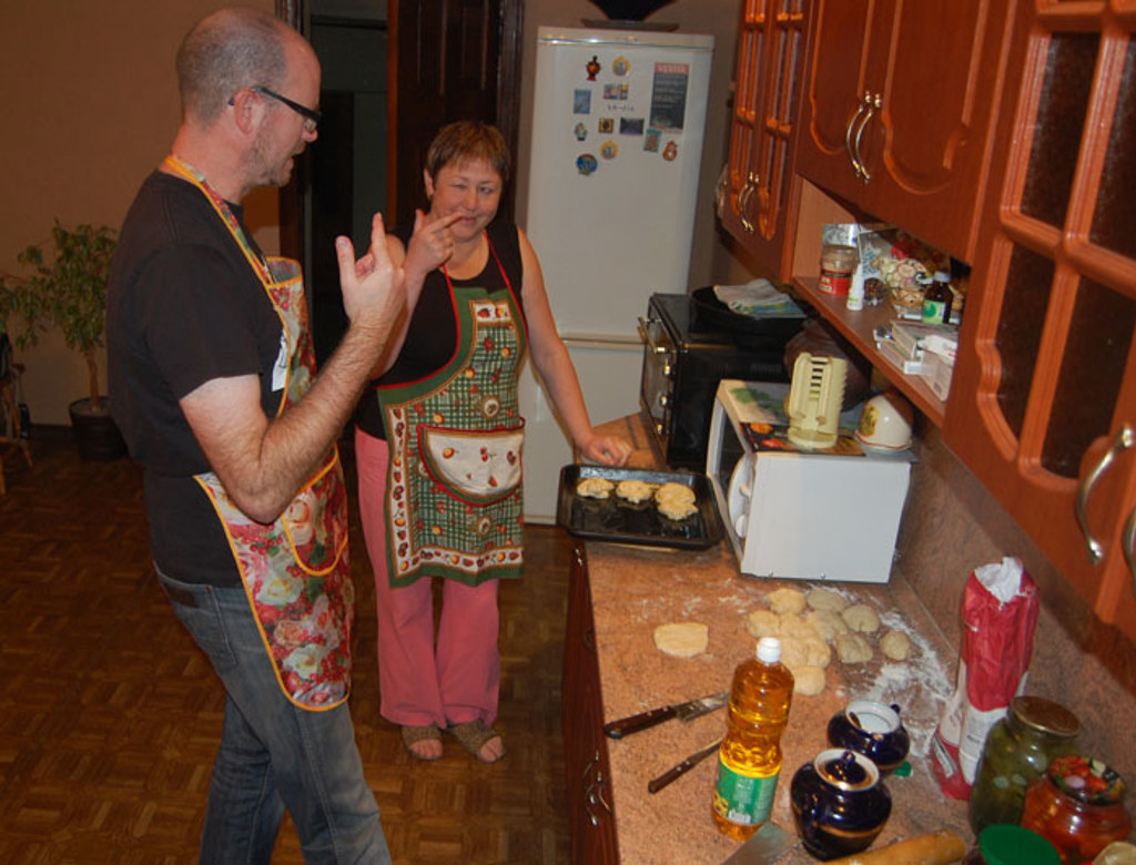 Reiziger bakt samen met een lokale gastvrouw koekjes in een Russische keuken tijdens groepsrondreis Rusland.