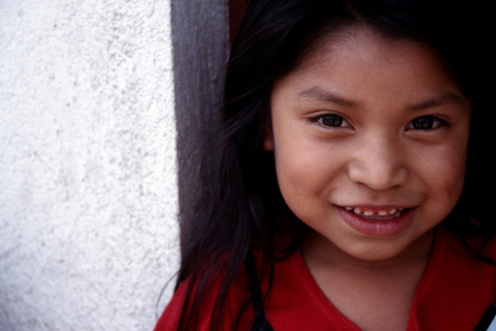 Portret van een glimlachend meisje in Guatemala tijdens een groepsrondreis.