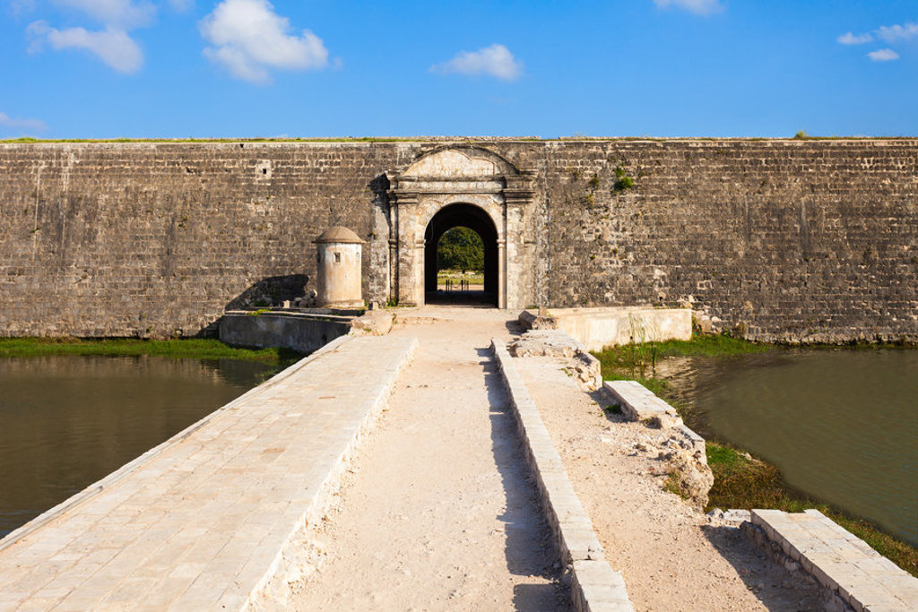 Toegangspoort van Fort Galle aan het water tijdens een groepsrondreis Sri Lanka.