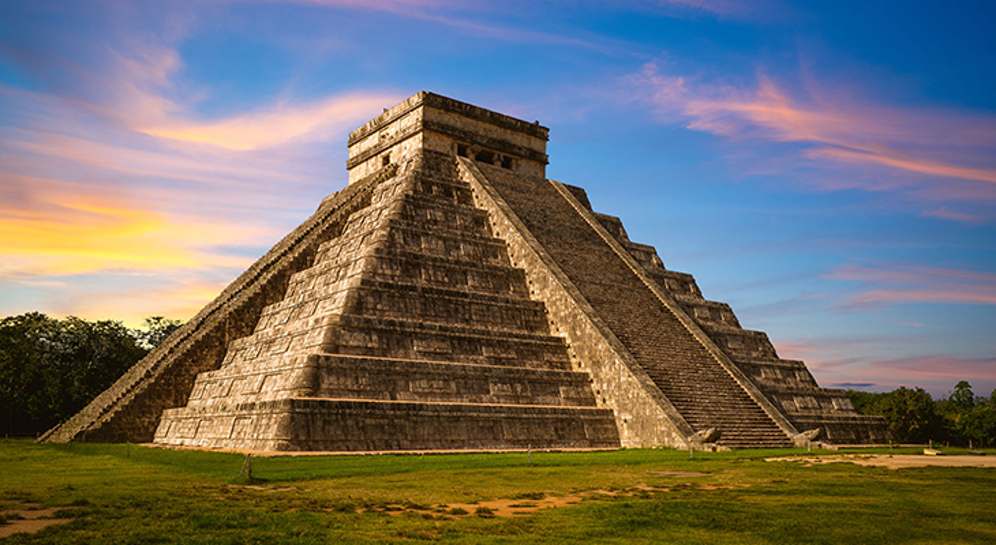 Chichén Itzá Kukulkanpiramide in Chichén Itzá bij zonsondergang, Mexico.