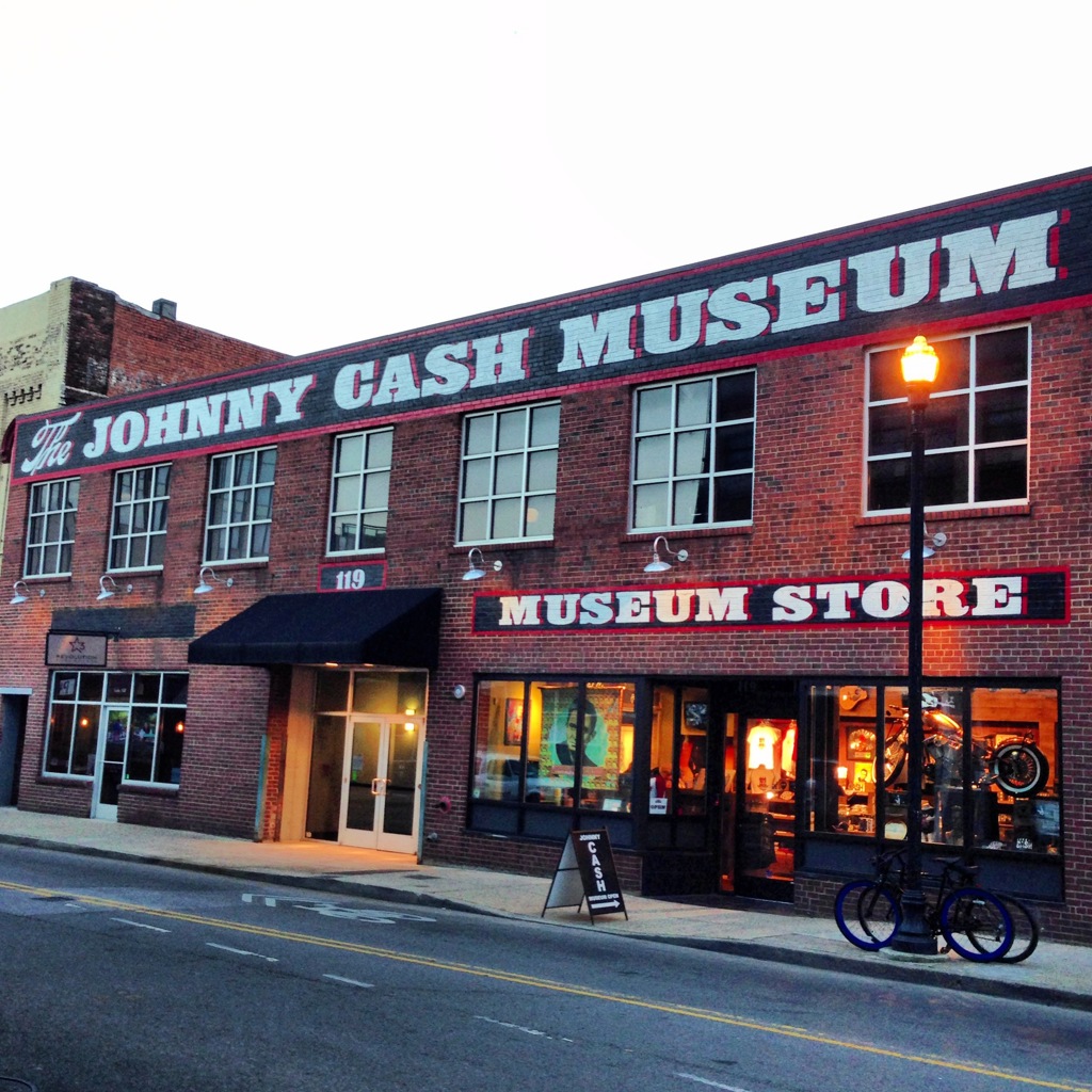 Gevel van het Johnny Cash Museum en Museum Store in Nashville, Verenigde Staten.