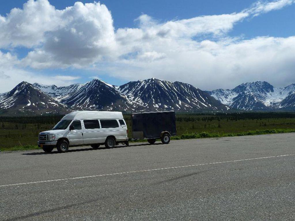 Berglandschap in Alaska tijdens groepsrondreis, met besneeuwde toppen en ruige wildernis.