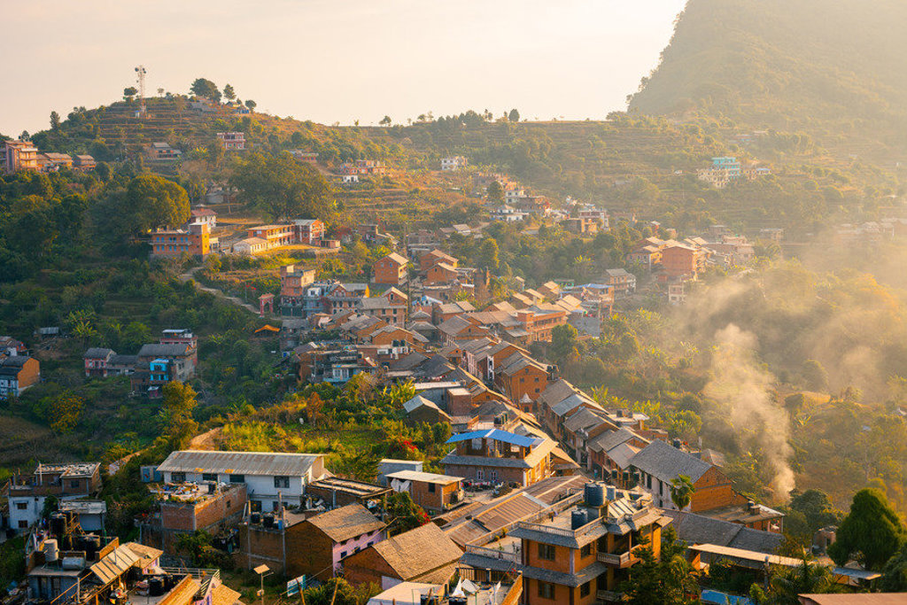 Heuveldorp met kleurrijke huizen en terrassen in Nepal bij zonsopkomst, tijdens een 22-35ers groepsrondreis.