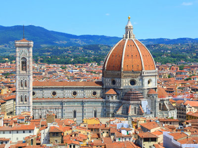 Uitzicht op de Duomo van Florence in Toscane, met de koepel en campanile boven de stad.