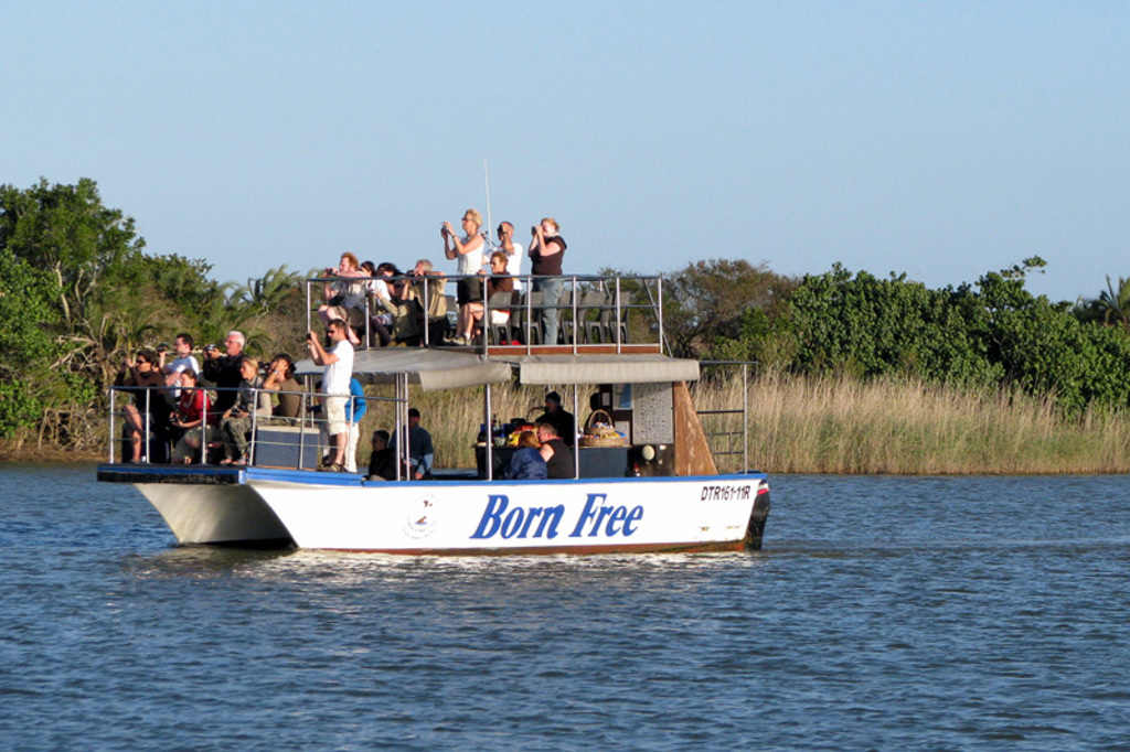 Bootsafari met reizigers op het water in Zuid-Afrika tijdens een groepsrondreis kampeerreis.