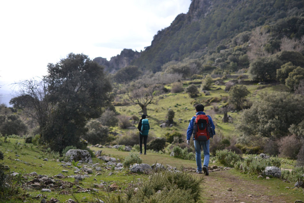 Wandelaars met rugzak op bergpad in Andalusië, Spanje.