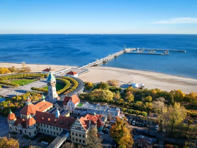 Uitzicht op de pier en het strand van Sopot aan de Baltische Zee, Polen.