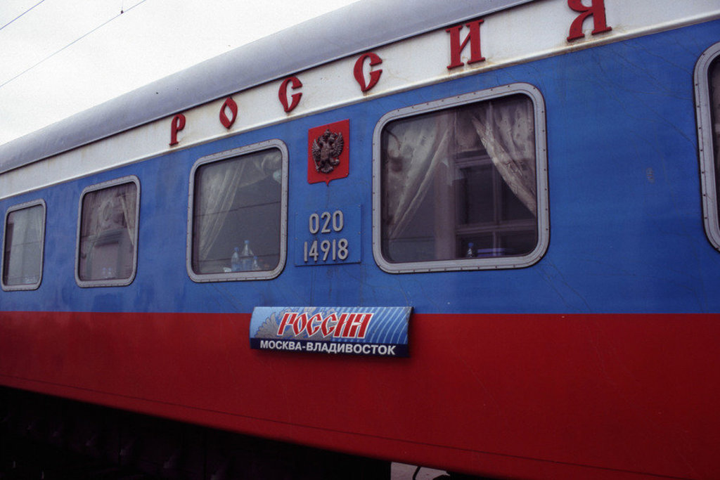 Blauw-rode Russische treinwagon met opschrift “Rossiya” en routebord Moskou–Vladivostok.