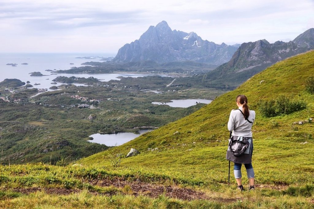 Wandelaars op een bergkam met uitzicht op fjorden en bergen tijdens een groepsrondreis Noorwegen.