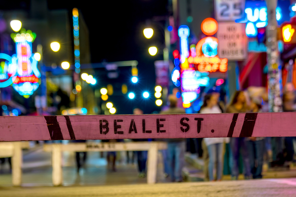 Beale Street met neonlichten en uitgaanspubliek in Memphis, Tennessee.