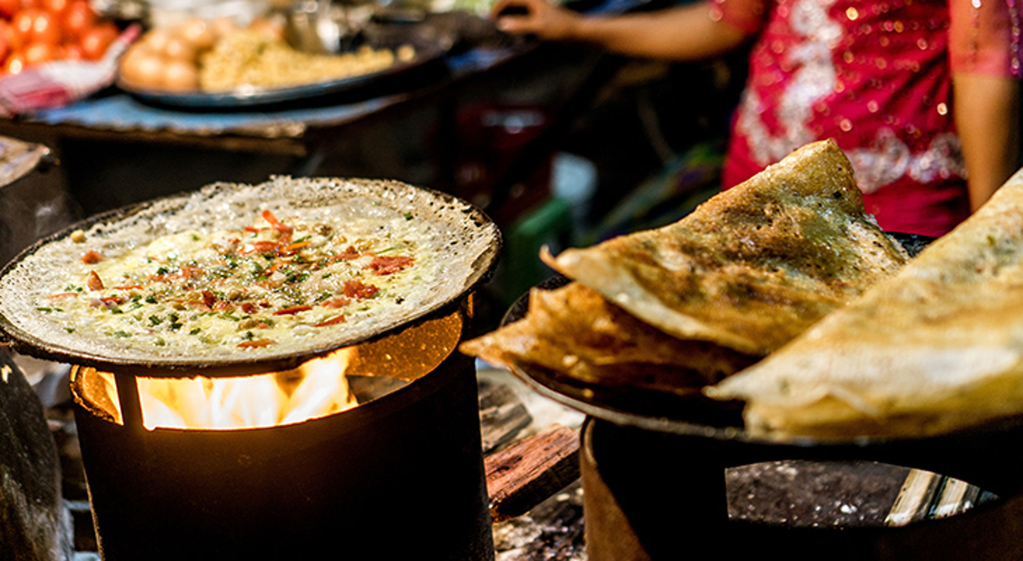 Puur Sawadee project Myanmar Streetfoodkraam waar pannenkoeken en knapperige flatbread op open vuur worden gebakken.