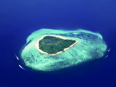 een Malediven-eiland met wit zandstrand en turquoise lagune, onderdeel van de route Sri Lanka en Malediven.