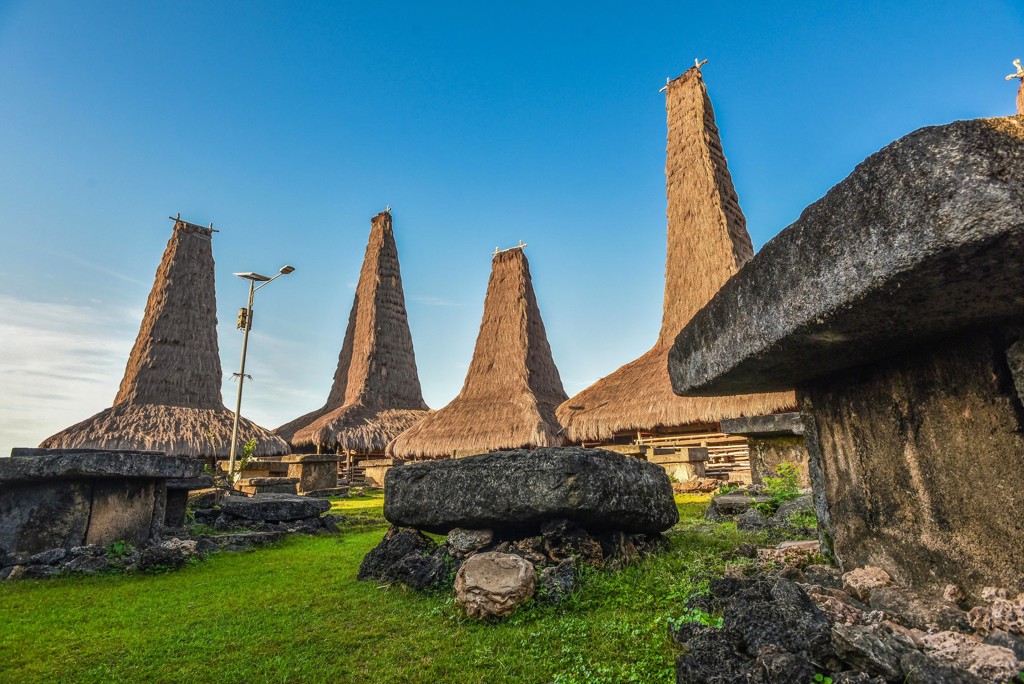 Traditionele Sumba-dorpshuizen met hoge rieten daken en megalithische graven, rondreis Timor, Sumba & Bali.