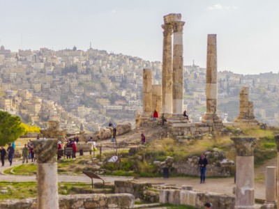 Romeinse ruïnes bij de Citadel van Amman met uitzicht op de stad, Jordanië.