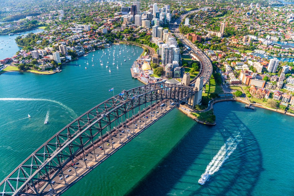 de Sydney Harbour Bridge met skyline en boten in de haven tijdens een 22-35ers reis Australië.