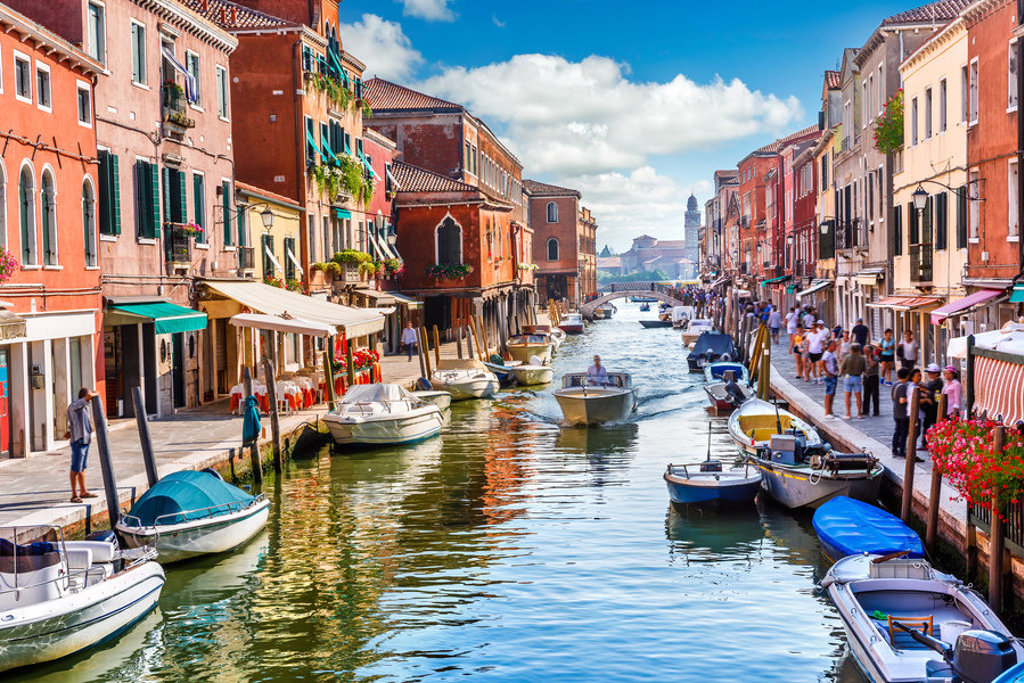Kleurrijk kanaal in Venetië met boten en terrassen, tijdens een groepsrondreis Italië & Kroatië.