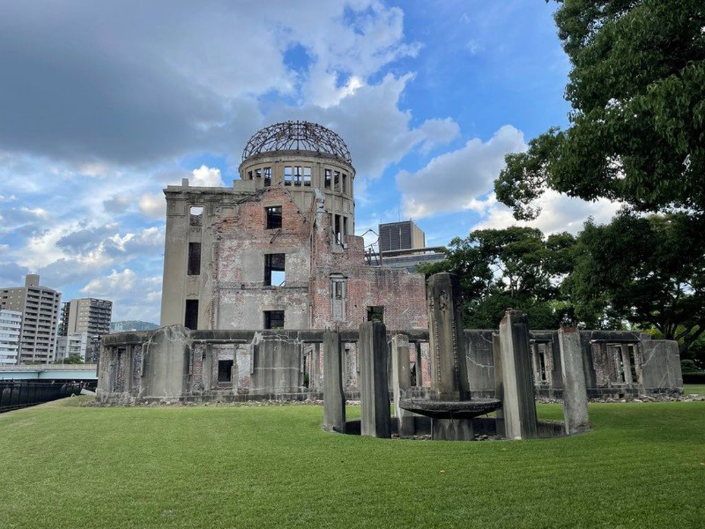 Uitzicht op de koepel van de atoombom in Hiroshima tijdens een 22-35ers reis Japan.