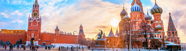 Sint-Basiliuskathedraal en het Rode Plein in Moskou tijdens zonsondergang, iconisch voor groepsrondreizen Rusland.
