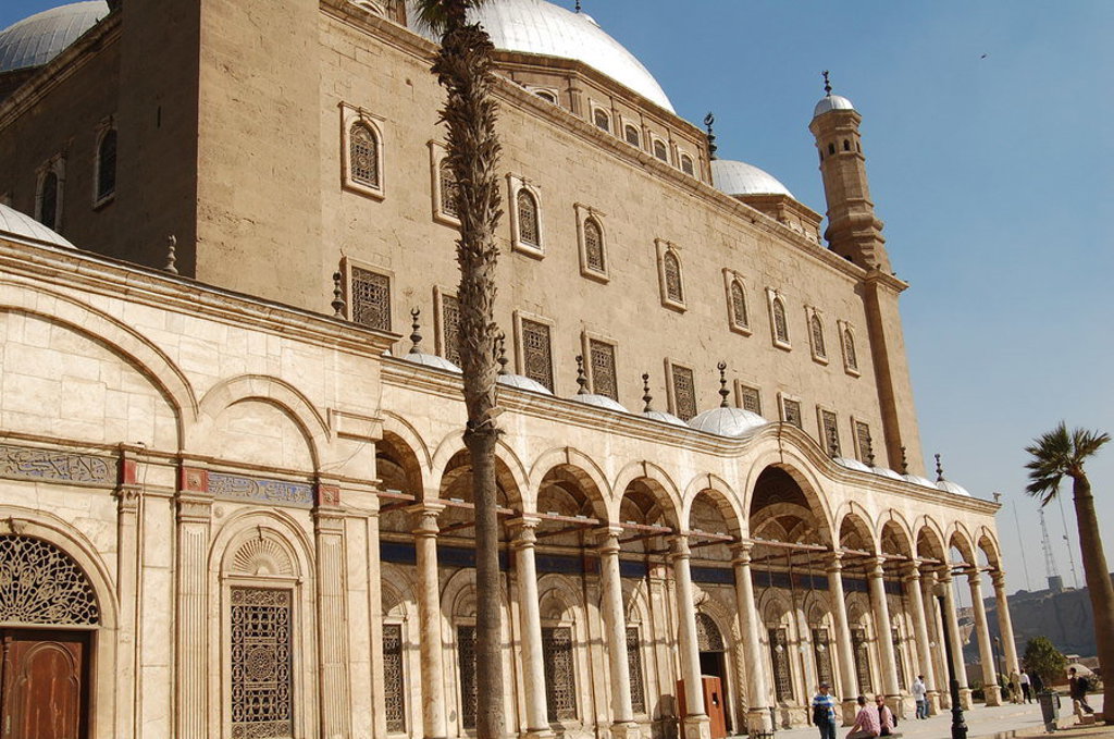 Sultan Hassan-moskee in Caïro met bogen, minaret en koepels, tijdens groepsrondreis Egypte Hoogtepunten.