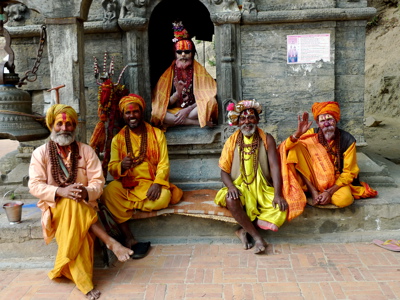 Sadhu’s in kleurrijke gewaden bij een tempelingang in Nepal tijdens de festivalreis Noord-India en Nepal.