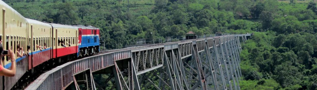 Trein rijdt over de Goteik-viaductbrug in Myanmar tijdens een familiereis.