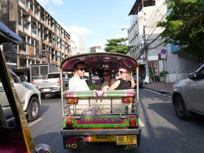 Groepsreis Thailand: reizigers in een tuk-tuk door het drukke stadsverkeer.