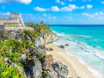 Maya-ruïnes van Tulum aan de Caribische kust met turquoise zee en zandstrand, Route Mexico.