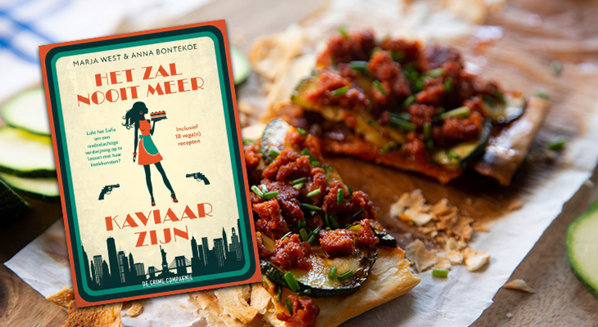 Boekomslag “Het zal nooit meer kaviaar zijn” naast een bord met hartige hapjes met courgette en tomatensaus.