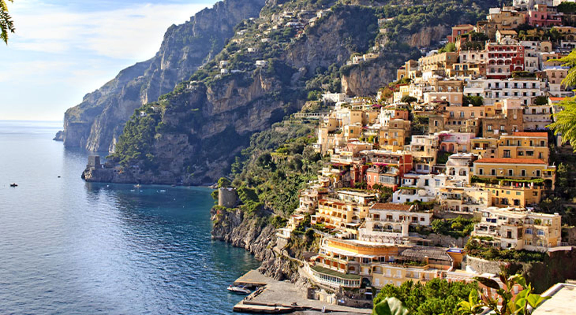 Amalfi Kleurrijke huizen van Positano aan de Amalfikust, gebouwd tegen steile kliffen met uitzicht op de zee.
