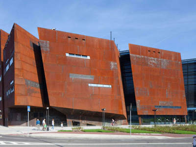 Modern museumgebouw met roestbruine gevelplaten in Polen, onderdeel van de 14-daagse Route Polen.