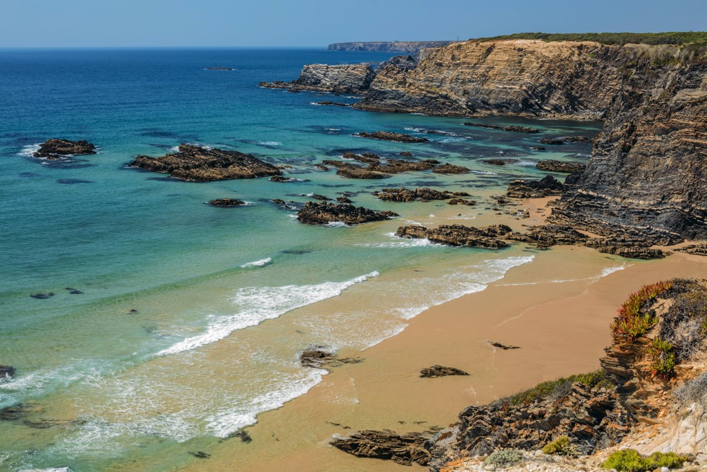 Rotsachtige kust en zandstrand aan de Costa Vicentina in Alentejo en Algarve, Portugal.