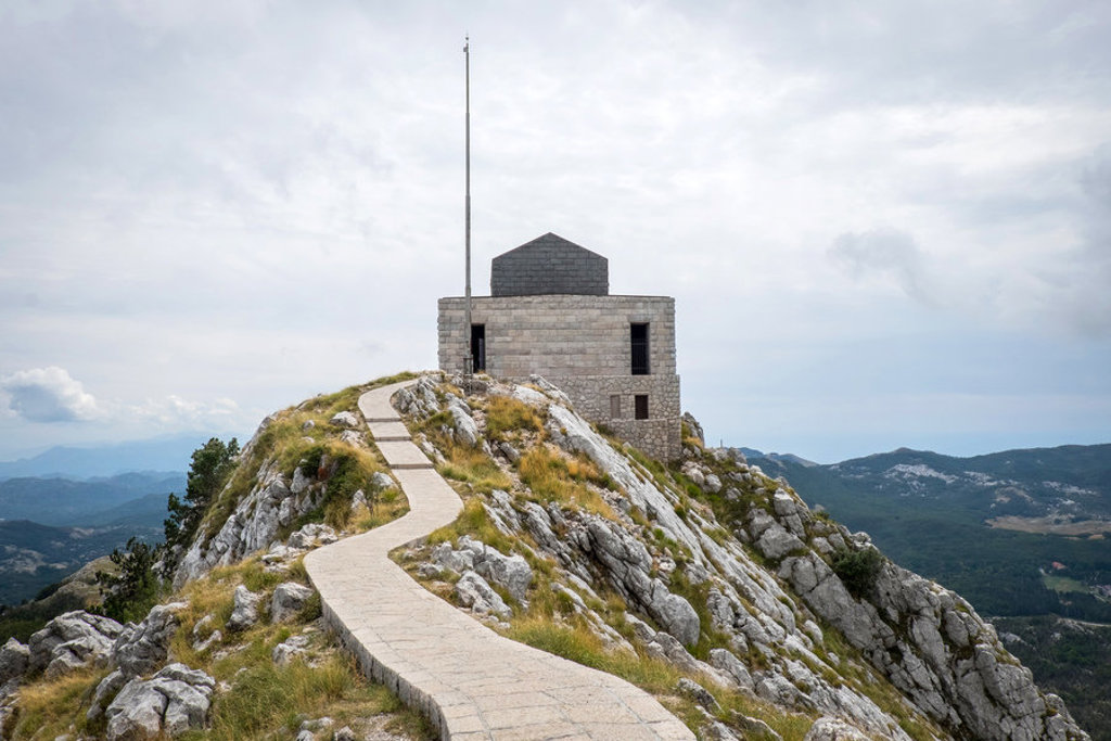 Uitzichtpunt met stenen gebouw op een bergtop langs een wandelpad tijdens een groepsrondreis door de Balkan.