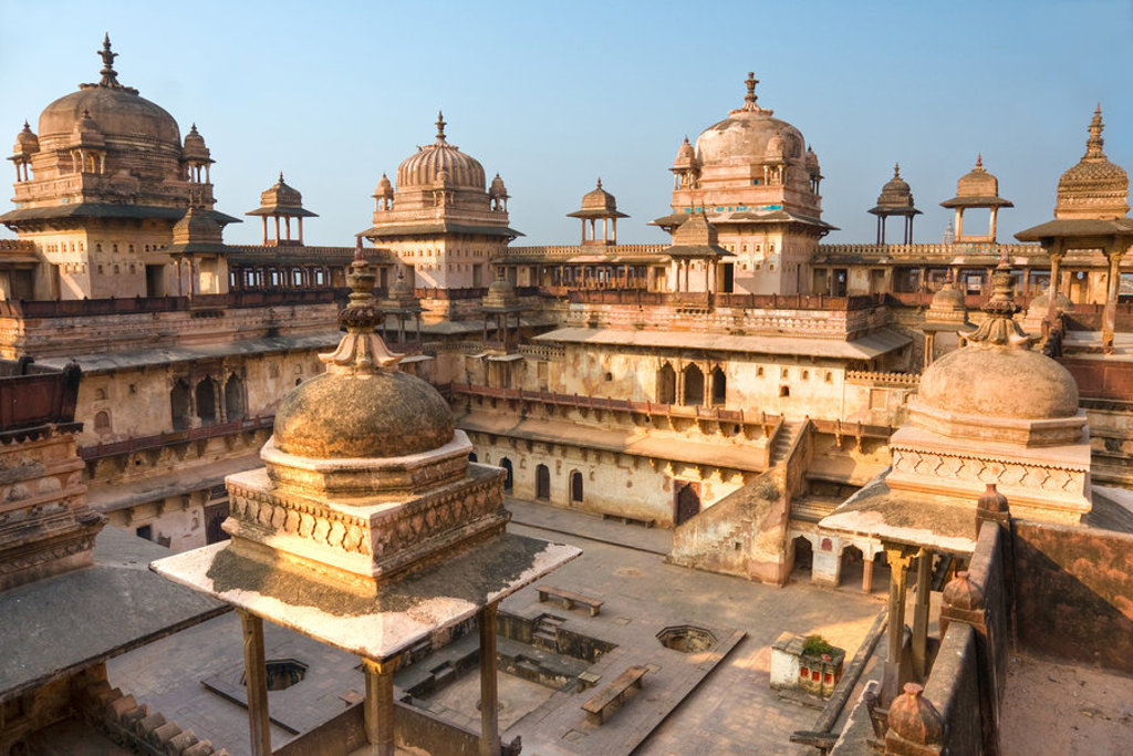 Historische paleisarchitectuur met koepels en binnenplaats in Orchha, Noord-India.