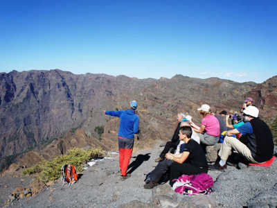 Wandelgroep pauzeert bij uitzichtpunt in het berglandschap van Tenerife tijdens 10-daagse wandelvakantie Tenerife & La Palma.