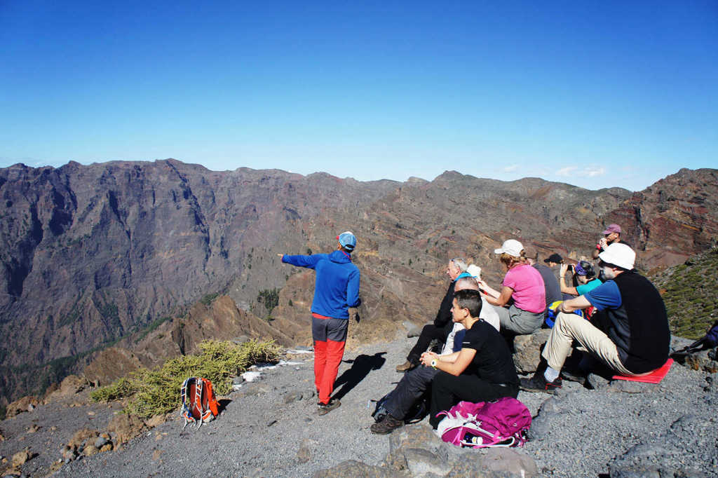 Wandelgroep pauzeert bij uitzichtpunt in het berglandschap van Tenerife tijdens 10-daagse wandelvakantie Tenerife & La Palma.