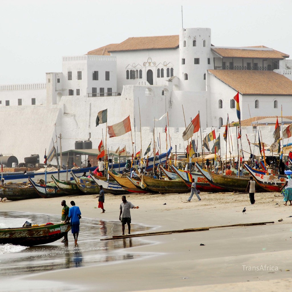 Vissersboten op het strand bij Cape Coast Castle in Ghana.