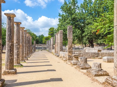 Kolonnade met antieke zuilen in de archeologische site van Olympia, Griekenland.